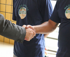 Arns cumprimenta internos da Colônia Penal Agroindustrial do Paraná (CPAI).
