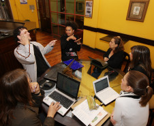 Instrutores de Libras estão reunidos em Curitiba para discutirem práticas pedagógicas que subsidiem o ensino da língua.