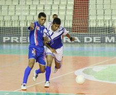 MARINGÁ-PR / XX OLIMPÍADAS ESPECIAÍS DAS APAES - GINÁSIO CHICO NETO - COMPETIÇÃO: FUTSAL - APAE - (Vitória/Espírito Santo) x APAE (Palmas/Tocantins), Os atletas (e) Rafael, (d) Daniel Dias, disputam lance - Foto: Giuliano Gomes