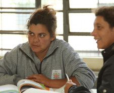 TATUQUARA-PR 14 DE NOVEMBRO DE 2012 - COLÉGIO ESTADUAL GUILHERME MARANHÃO - PARANÁ ALFABETIZADO - NA FOTO: Natalina Lechineski e Cleuza Alves de Almeida