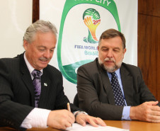 Secretário especial para Assuntos da Copa do Mundo Mário Celso Cunha e vice-governador e secretário da Educação Flávio Arns.