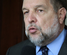 Vice-governador e secretário da Educação Flávio Arns em entrevista para a TV Band Curitiba