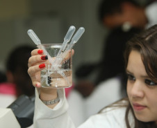 Material de laboratório de escola pública.