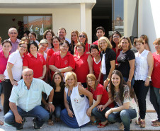 O ônibus foi entregue à Apae Padre Anchieta, de Goioerê. O veículo é totalmente adaptado para transportar os estudantes.