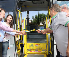 O ônibus foi entregue à Apae Padre Anchieta, de Goioerê. O veículo é totalmente adaptado para transportar os estudantes.