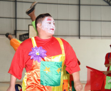 O ônibus foi entregue à Apae Padre Anchieta, de Goioerê. O veículo é totalmente adaptado para transportar os estudantes.