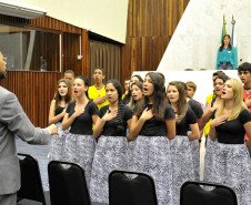 Alunos do professor Rubivan Rodrigues da Silveira, do município de Campo Largo, cantaram o Hino da África do Sul.