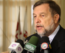 Vice-governador e secretário da Educação Flávio Arns em coletiva sobre o Sistema de Avaliação da Educação Básica do Paraná, no salão nobre do Colégio Estadual do Paraná.
