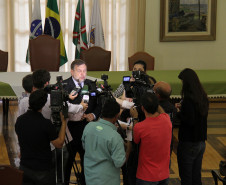 Vice-governador e secretário da Educação Flávio Arns em coletiva sobre o Sistema de Avaliação da Educação Básica do Paraná, no salão nobre do Colégio Estadual do Paraná.