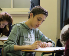 Alunos do terceiro ano do Ensino Médio do Colégio Estadual do Paraná fazendo a prova do Sistema de Avaliação da Educação Básica do Paraná.