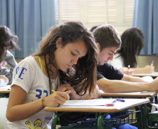 Alunos do terceiro ano do Ensino Médio do Colégio Estadual do Paraná fazendo a prova do Sistema de Avaliação da Educação Básica do Paraná.