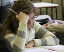 Alunos do terceiro ano do Ensino Médio do Colégio Estadual do Paraná fazendo a prova do Sistema de Avaliação da Educação Básica do Paraná.