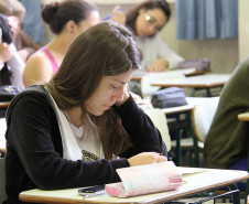Alunos do terceiro ano do Ensino Médio do Colégio Estadual do Paraná fazendo a prova do Sistema de Avaliação da Educação Básica do Paraná.