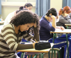 Alunos do terceiro ano do Ensino Médio do Colégio Estadual do Paraná fazendo a prova do Sistema de Avaliação da Educação Básica do Paraná.