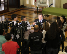 Vice-governador e secretário da Educação Flávio Arns em coletiva sobre o Sistema de Avaliação da Educação Básica do Paraná, no salão nobre do Colégio Estadual do Paraná.