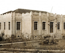 Foto antiga do prédio onde funciona o Centro Estadual de Educação Profissional Brasílio Machado, em Antonina.