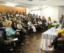 A formação continuada é uma parceria entre Secretaria de Estado da Educação (SEED) e Universidade Federal do Paraná (UFPR), que prevê ações de atendimento especializado às pessoas com necessidades especiais em todos os níveis de ensino. O seminário, que termina nesta terça-feira (27) iniciou suas atividades com uma reunião técnica na SEED para os professores estaduais que atuam nas salas de recursos para o atendimento dos alunos com altas habilidades/superdotação.