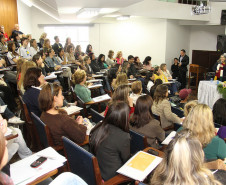 A formação continuada é uma parceria entre Secretaria de Estado da Educação (SEED) e Universidade Federal do Paraná (UFPR), que prevê ações de atendimento especializado às pessoas com necessidades especiais em todos os níveis de ensino. O seminário, que termina nesta terça-feira (27) iniciou suas atividades com uma reunião técnica na SEED para os professores estaduais que atuam nas salas de recursos para o atendimento dos alunos com altas habilidades/superdotação.