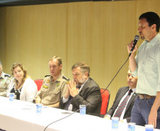 Também participaram da reunião o secretário-chefe da Casa Militar, coronel Adilson Castilho Casitas; o vice-comandante do Corpo de Bombeiros, coronel Simiano; o tenente-coronel Riske, da Defesa Civil Estadual, e o chefe do Núcleo Regional de Educação de Curitiba, Maurício Pastor (de pé)