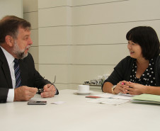 Vice-governador e secretário da Educação Flávio Arns e a coordenadora-geral da secretaria de educação de Toyohashi, Tomoko Miyamoto.