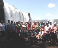 Alunos do Programa Paraná Alfabetizado de Assis Chateaubriand também foram a Foz do Iguaçu para uma pesquisa de campo nas cataratas.