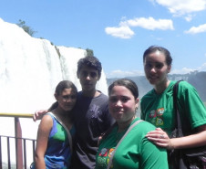 Os estudantes e coordenadores da Escola Estadual São Salvador, do Colégio Estadual Jardim Interlagos e do Colégio Estadual Santos Dumont, todas de Cascavel, estiveram em Foz do Iguaçu para participar de uma pesquisa de campo em vários locais.