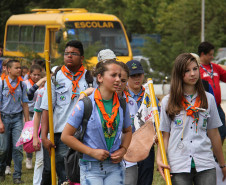 Estudantes da rede estadual participaram no sábado (1/12) do Primeiro Acampamento de Grupos Escoteiros do Paraná, em Balsa Nova, na Região Metropolitana de Curitiba. O encontro que aconteceu no sábado (1/12), reuniu mais de 2 mil jovens e promoveu integração com atividades educativas. Confira mais fotos em: http://www.flickr.com/photos/flavioarns/sets/72157632146820176/