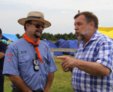 Vice-governador e secretário da Educação participou no sábado (1/12) da abertura do Primeiro Acampamento de Grupos Escoteiros do Paraná, em Balsa Nova, na Região Metropolitana de Curitiba. O encontro, que reuniu mais de 2 mil jovens, promoveu integração com atividades educativas. Confira mais fotos em: http://www.flickr.com/photos/flavioarns/sets/72157632146820176/