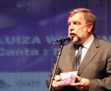 Flávio Arns apresentou, no sábado (1º), CD com músicas do maestro e compositor paranaense Bento Mossurunga ao público presente no Teatro Guaíra. As peças foram interpretadas pela cantora lírica curitibana Luiza Wuaden. Confira mais fotos em: <a href="http://www.flickr.com/photos/flavioarns/sets/72157632146053819/" target="_blank">http://www.flickr.com/photos/flavioarns/sets/72157632146053819/</a>