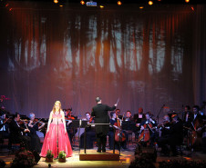 A cantora lírica curitibana, Luiza Wuaden, acompanhada da Orquestra Sinfônica do Paraná, interpretou músicas do compositor paranaense Bento Mossurunga, no sábado (1º), durante evento no Teatro Guaíra. Confira mais fotos em: <a href="http://www.flickr.com/photos/flavioarns/sets/72157632146053819/" target="_blank">http://www.flickr.com/photos/flavioarns/sets/72157632146053819/</a>