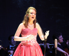 A cantora lírica curitibana Luiza Wuaden, de apenas 20 anos, resgata a obra do maestro Bento Mossurunga, que figura entre os maiores nomes da música instrumental erudita no Paraná e no Brasil. Confira mais fotos em: <a href="http://www.flickr.com/photos/flavioarns/sets/72157632146053819/" target="_blank">http://www.flickr.com/photos/flavioarns/sets/72157632146053819/</a>