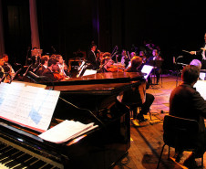 A Orquestra Sinfônica do Paraná interpretou músicas do compositor paranaense Bento Mossurunga, no sábado (1º), durante evento no Teatro Guaíra. Confira mais fotos em: <a href="http://www.flickr.com/photos/flavioarns/sets/72157632146053819/" target="_blank">http://www.flickr.com/photos/flavioarns/sets/72157632146053819/</a>