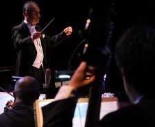 A Orquestra Sinfônica do Paraná interpretou músicas do compositor paranaense Bento Mossurunga, no sábado (1º), durante evento no Teatro Guaíra. Confira mais fotos em: <a href="http://www.flickr.com/photos/flavioarns/sets/72157632146053819/" target="_blank">http://www.flickr.com/photos/flavioarns/sets/72157632146053819/</a>