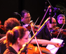 A Orquestra Sinfônica do Paraná interpretou músicas do compositor paranaense Bento Mossurunga, no sábado (1º), durante evento no Teatro Guaíra. Confira mais fotos em: <a href="http://www.flickr.com/photos/flavioarns/sets/72157632146053819/" target="_blank">http://www.flickr.com/photos/flavioarns/sets/72157632146053819/</a>