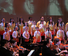 Coral interpreta músicas do compositor paranaense Bento Mossurunga, no sábado (1º), durante evento no Teatro Guaíra. Confira mais fotos em: <a href="http://www.flickr.com/photos/flavioarns/sets/72157632146053819/" target="_blank">http://www.flickr.com/photos/flavioarns/sets/72157632146053819/</a>