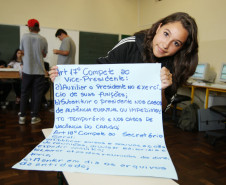 CURITIBA,PR 05 DE DEZEMBRO DE 2012 - Colégio Estadual Júlia Wanderley elegem nesta quarta-feira (5) os integrantes do grêmio estudantil. Na Foto: Amanda Nunes/ 1ª Secretaria da Chapa Voz Ativa 