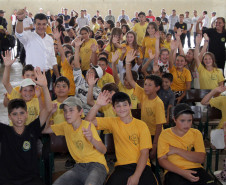 O Colégio Estadual Alberto da Silva Paraná, em Ventania, recebeu nesta quinta-feira (06) a visita do governador Beto Richa, para a implantação da rede de fibra óptica da Copel. Com isso, o Paraná é primeiro Estado brasileiro a ter 100% de cobertura de uma rede digital.