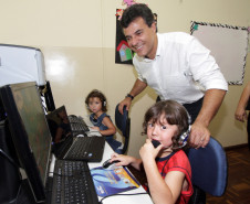 O Colégio Estadual Alberto da Silva Paraná, em Ventania, recebeu nesta quinta-feira (06) a visita do governador Beto Richa, para a implantação da rede de fibra óptica da Copel. Com isso, o Paraná é primeiro Estado brasileiro a ter 100% de cobertura de uma rede digital.