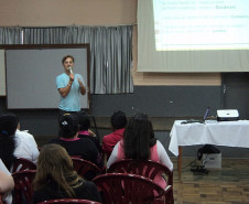A palestra abordou problemas relacionados ao uso de substâncias psicoativas e suas implicações familiares, escolares, sociais e afetivas, opções de tratamento para o usuário e a legislação relativa ao assunto.