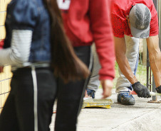 O trabalho está sendo feito por apenados do regime semiaberto do Sistema Penitenciário Estadual, por meio do Projeto Escola Cidadã.