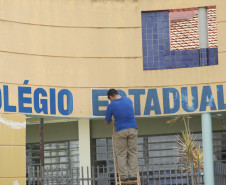 “O colégio ficou mais bonito e toda a comunidade escolar aprovou essa iniciativa. A convivência foi um aprendizado para todos nós”, conta Andrea Franceschini, diretora do Colégio Estadual Walde Rosi Galvão, de Pinhais, onde os apenados pintaram as paredes externas, o muro e o letreiro da escola e fizeram serviços de jardinagem e limpeza recentemente.