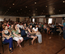 A Secretaria da Educação promove encontros periódicos, presenciais ou por webconferências, com profissionais do setor para atualização.