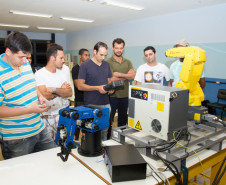 Curso Técnico em Mecatrônica do Centro Estadual de Educação Profissional Maria do Rosário Castaldi, de Londrina, recebeu três novos robôs.