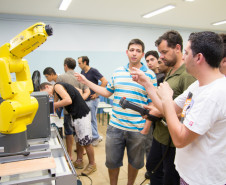 Curso Técnico em Mecatrônica do Centro Estadual de Educação Profissional Maria do Rosário Castaldi, de Londrina, recebeu três novos robôs.