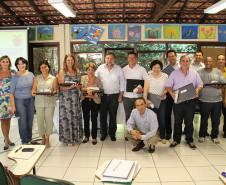 Engenheiros e arquitetos que atuam na Superintendência de Desenvolvimento Educacional e nos Núcleos Regionais de Educação vão receber computadores portáteis, para auxiliar na implantação de melhorias na parte física da rede de escolas estaduais, como reformas, ampliações e construção de novas unidades. Os equipamentos foram repassados aos chefes das regionais durante o encontro que está acontecendo na Vila da Cidadania, em Piraquara, reunindo todos os núcleos regionais da educação.