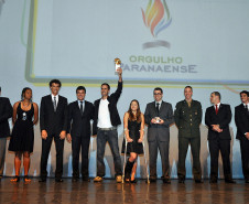 Beto Richa reafirmou que o governo estadual continuará incentivando a prática esportiva e o desenvolvimento de futuros atletas no Paraná.<br />
<br />
Veja mais fotos em: <a href=" http://www.flickr.com/photos/flavioarns/sets/72157632235780207/" target="_blank"> http://www.flickr.com/photos/flavioarns/</a>