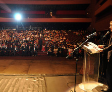 Beto Richa reafirmou que o governo estadual continuará incentivando a prática esportiva e o desenvolvimento de futuros atletas no Paraná.<br />
<br />
Veja mais fotos em: <a href=" http://www.flickr.com/photos/flavioarns/sets/72157632235780207/" target="_blank"> http://www.flickr.com/photos/flavioarns/</a>
