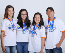 Thalia Alves, Prof. Vanicléia Rebelo, Nathalya Trevisanutto e Sineudo dos Santos, todos do Colégio Estadual Dr. Duílio Trevisani Beltrão, em Tamboara.