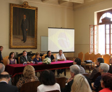 O vice-governador e secretário de Estado da Educação, Flávio Arns, entregou nessa terça-feira (18), em Curitiba, o título de Professora Emérita da Educação do Paraná à professora Chloris Casagrande Justen. A homenagem foi concedida pelo Conselho do Magistério do Paraná.<br />
<br />
Veja mais fotos em: <a href=" http://www.flickr.com/photos/flavioarns/sets/72157632277787712/" target="_blank"> http://www.flickr.com/photos/flavioarns/</a>

