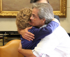 O vice-governador e secretário de Estado da Educação, Flávio Arns, entregou nessa terça-feira (18), em Curitiba, o título de Professora Emérita da Educação do Paraná à professora Chloris Casagrande Justen. A homenagem foi concedida pelo Conselho do Magistério do Paraná.<br />
<br />
Veja mais fotos em: <a href=" http://www.flickr.com/photos/flavioarns/sets/72157632277787712/" target="_blank"> http://www.flickr.com/photos/flavioarns/</a>

